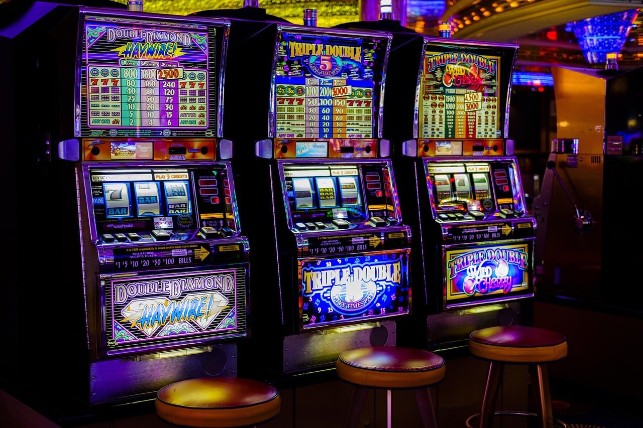 Mesin slot online dengan tema visual cerah dan kasino live dengan dealer nyata